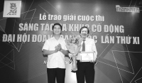 Bí thư BCH Trung ương Đoàn, Trưởng Ban tuyên giáo Trung ương Đoàn Nguyễn Ngọc Lương trao giải nhất cho NS Nguyễn Văn Luân