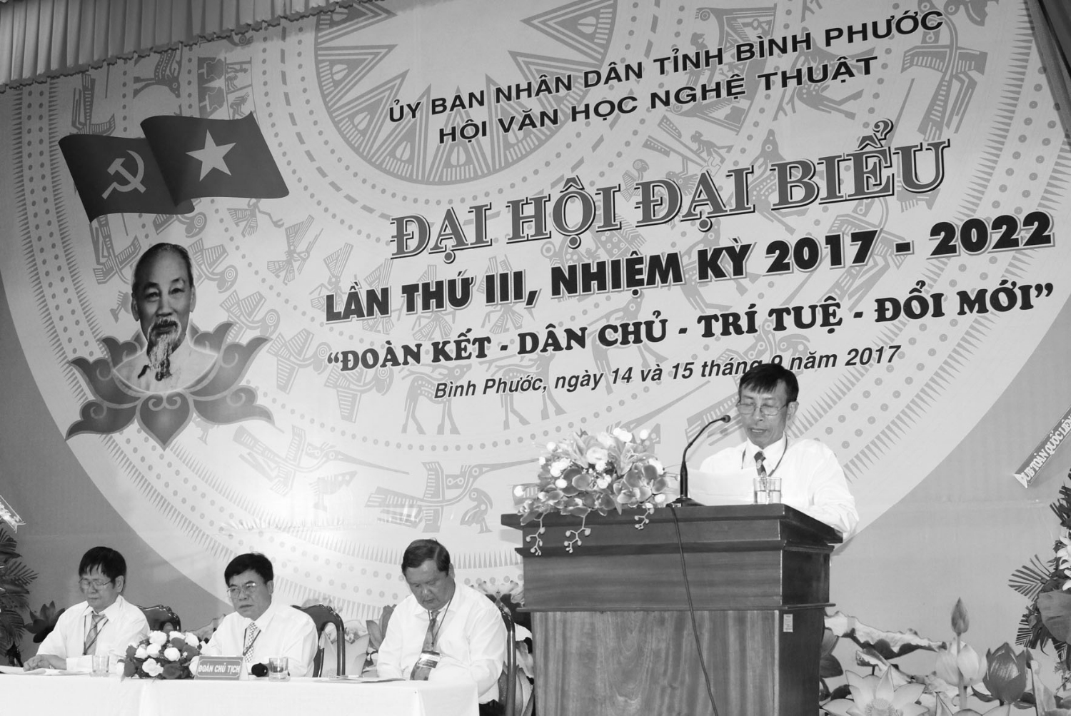 Hội viên Nguyễn Duy Hồng đọc tham luận tại Đại hội