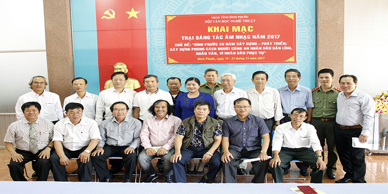 Các hội viên tham gia trại sáng tác âm nhạc chụp hình lưu niệm với lãnh đạo tỉnh và các nhạc sĩ nổi tiếng Việt Nam