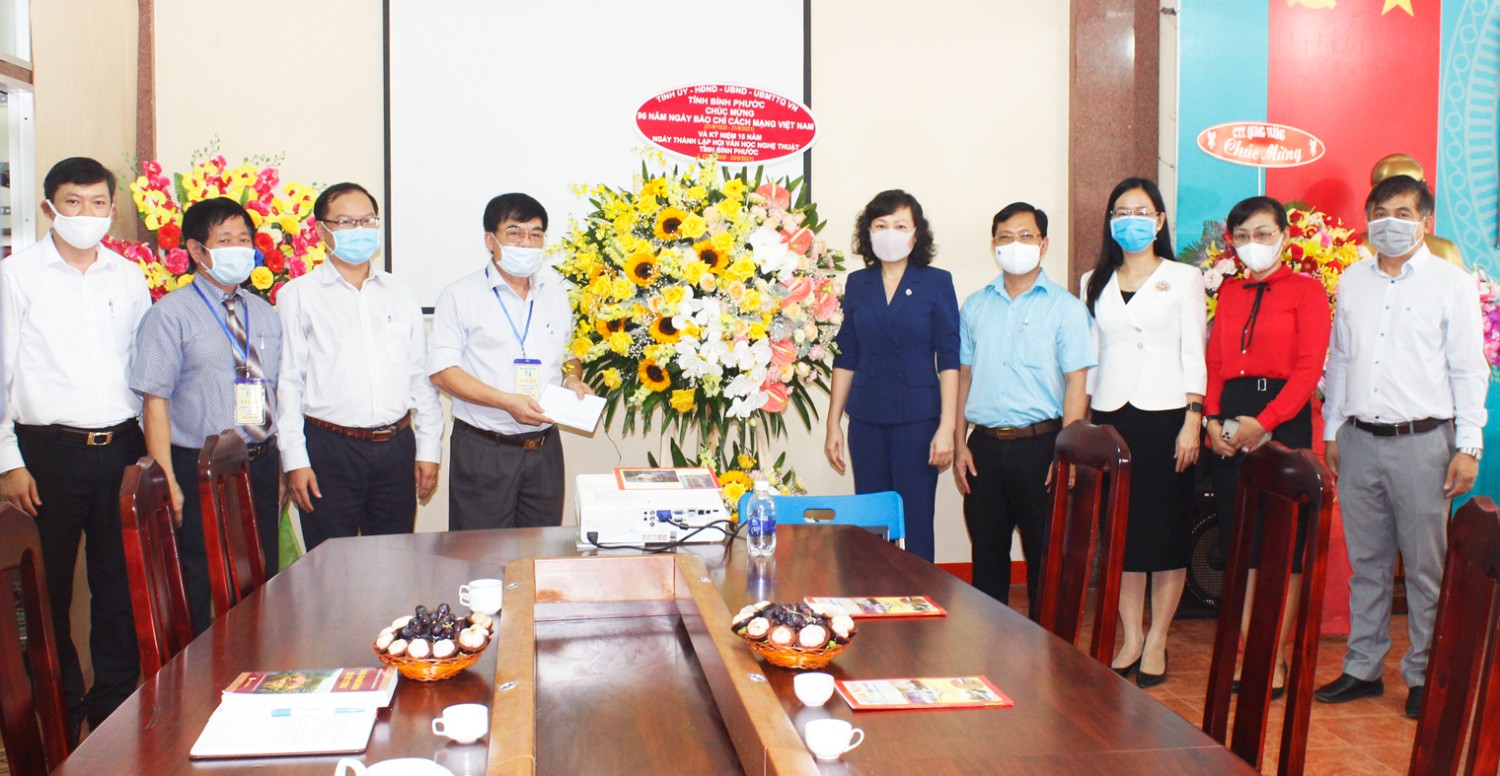 Đoàn lãnh đạo tỉnh đến thăm, chúc mừng Tạp chí Văn nghệ nhân dịp kỷ niệm 96 năm Ngày Báo chí cách mạng Việt Nam - 15 năm thành lập Hội VHNT và TCVN