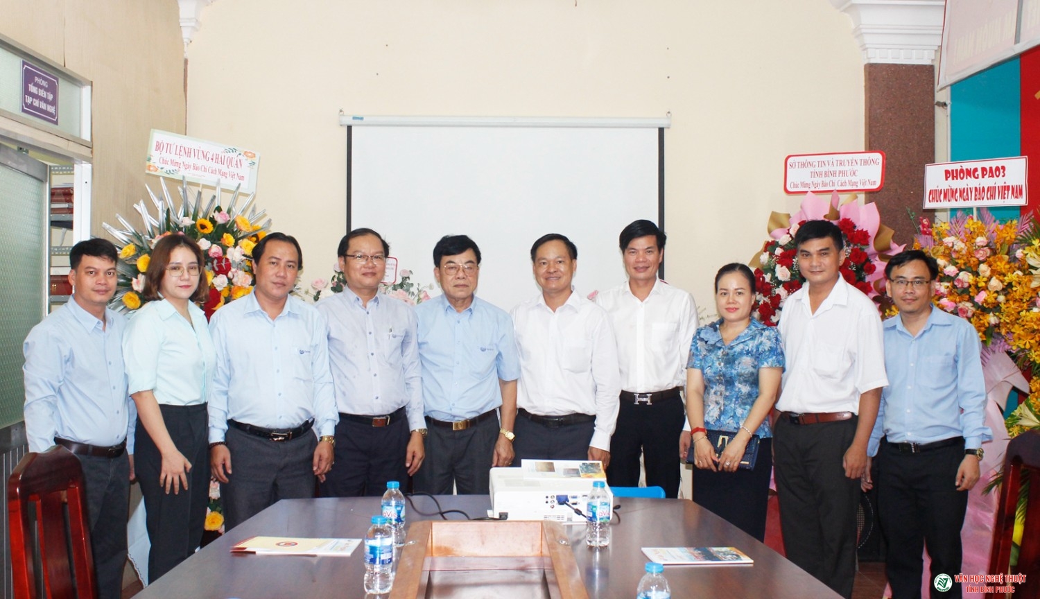 Đoàn đại biểu lãnh đạo tỉnh đến thăm, chúc mừng Tạp chí Văn nghệ Bình Phước nhân dịp kỷ niệm 97 năm Ngày Báo chí cách mạng Việt Nam (21/6/1925-21/6/2022)